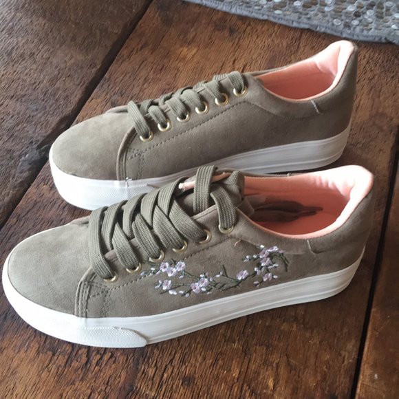 Qupid Shoes - DONATED!! Qupid khaki green suede embroidered